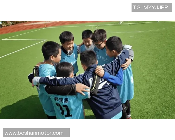 五年级学生热情参与校园足球赛展现团结拼搏精神的精彩瞬间 五年级学生热情参与校园足球赛展现团结拼搏精神的精彩瞬间